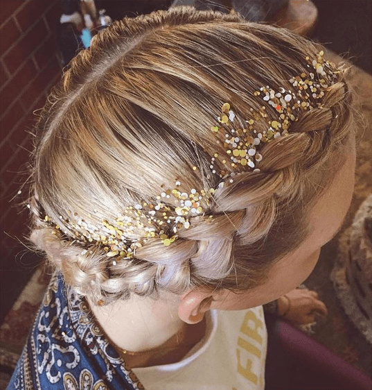 Glitter Braids, la tendance coiffure originale pour les fêtes